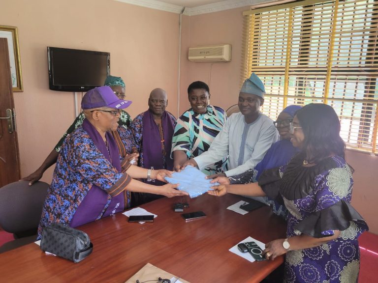 48 Years After Graduation, Alumni Donate Bedding Facilities to Neuropsychiatric Hospital, Aro